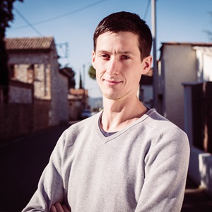 Simon, un représentant d'agence de publicité à Gap