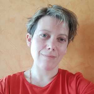Jennifer, un codeur de site à Montigny-le-Bretonneux