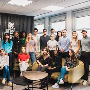 Sacha, un représentant d'agence de publicité à Paris