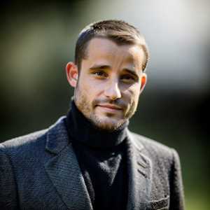 Julien, un professionnel de l'hébergement de données à Maubeuge